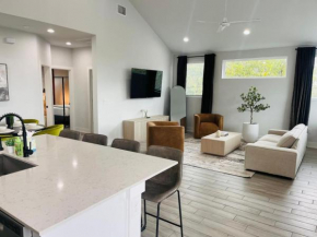 Luxurious Hidden Gem - Downtown Access - Balcony
